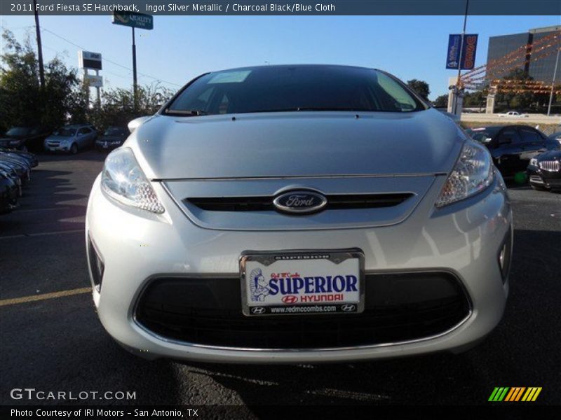 Ingot Silver Metallic / Charcoal Black/Blue Cloth 2011 Ford Fiesta SE Hatchback