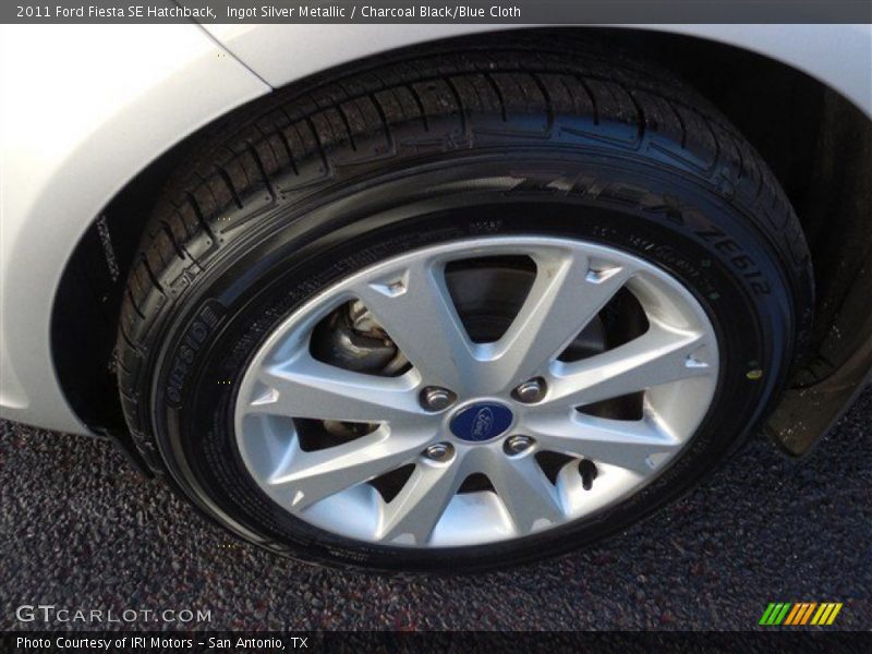 Ingot Silver Metallic / Charcoal Black/Blue Cloth 2011 Ford Fiesta SE Hatchback