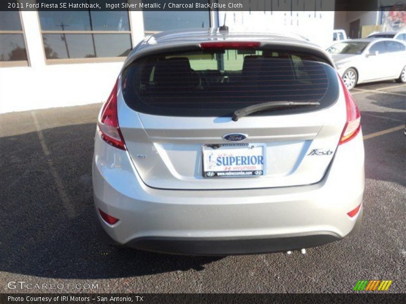 Ingot Silver Metallic / Charcoal Black/Blue Cloth 2011 Ford Fiesta SE Hatchback