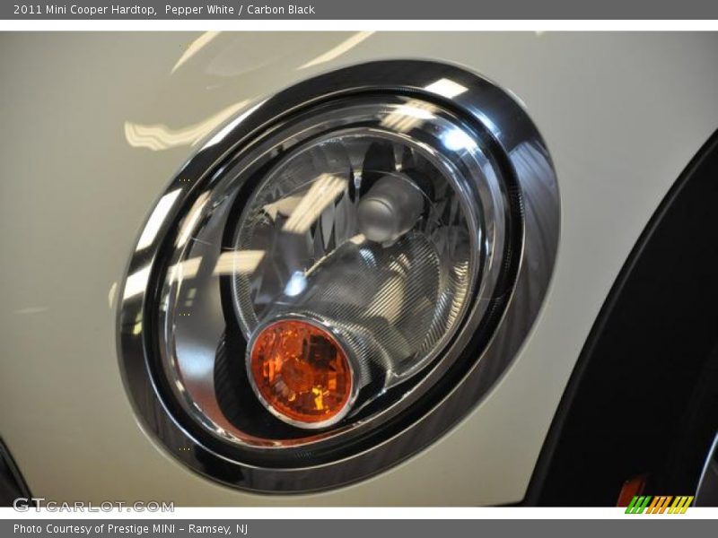 Pepper White / Carbon Black 2011 Mini Cooper Hardtop