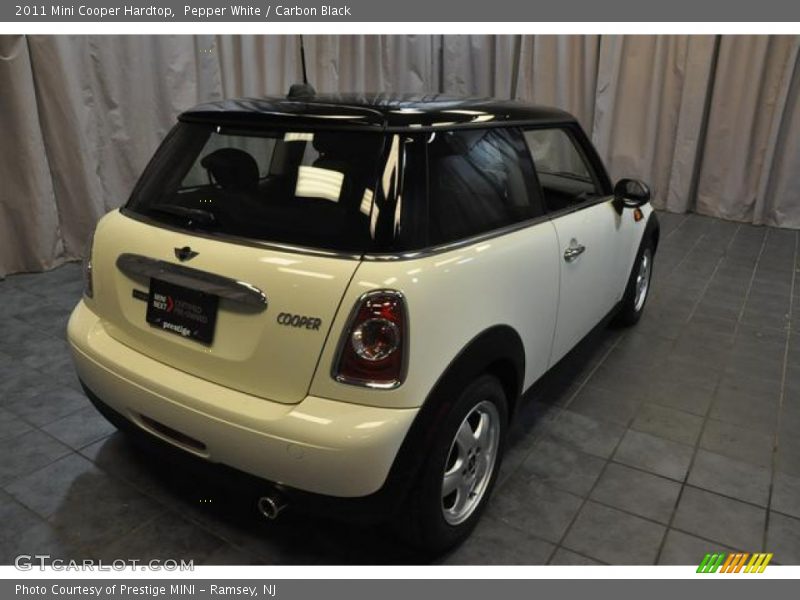 Pepper White / Carbon Black 2011 Mini Cooper Hardtop