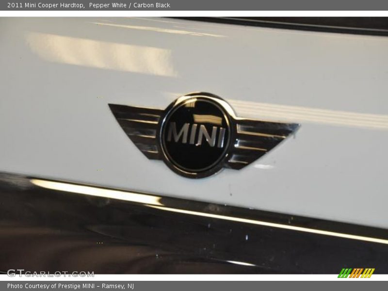 Pepper White / Carbon Black 2011 Mini Cooper Hardtop
