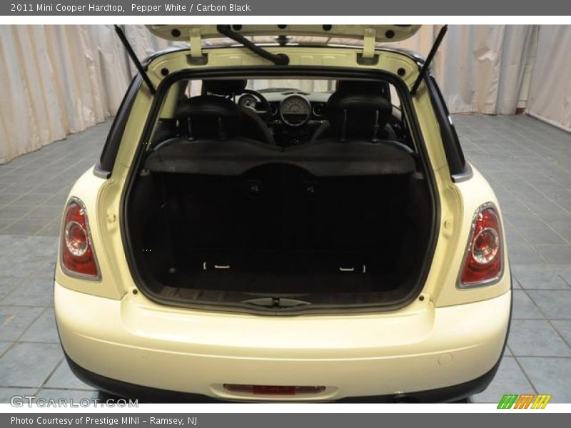 Pepper White / Carbon Black 2011 Mini Cooper Hardtop