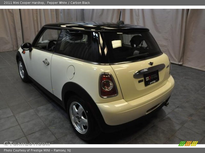 Pepper White / Carbon Black 2011 Mini Cooper Hardtop