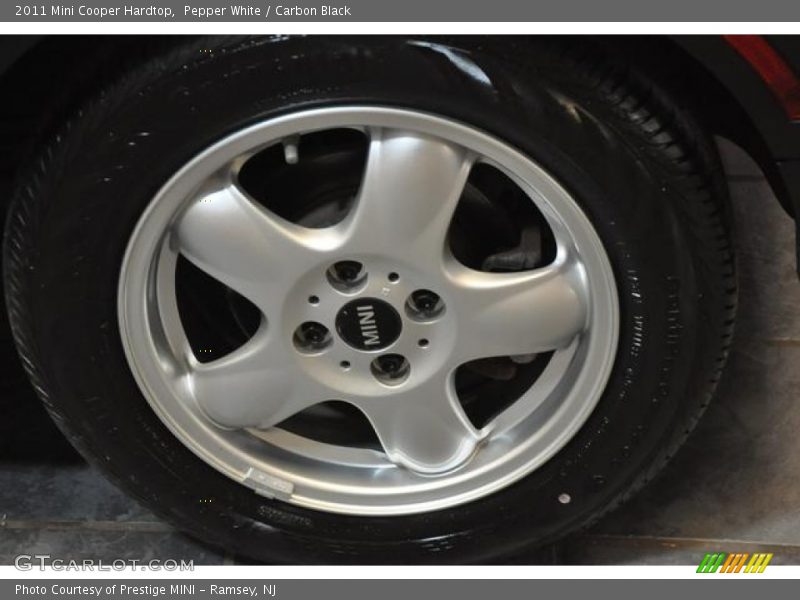Pepper White / Carbon Black 2011 Mini Cooper Hardtop