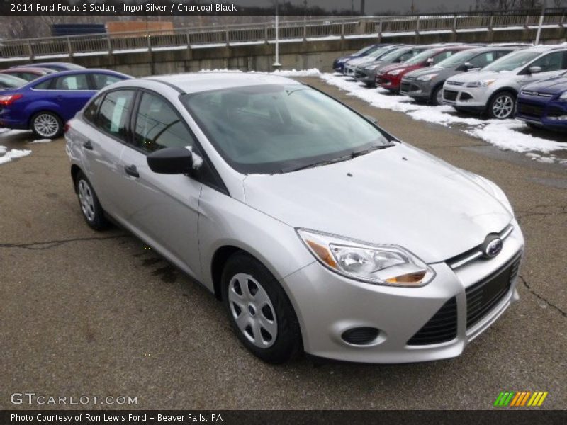 Front 3/4 View of 2014 Focus S Sedan