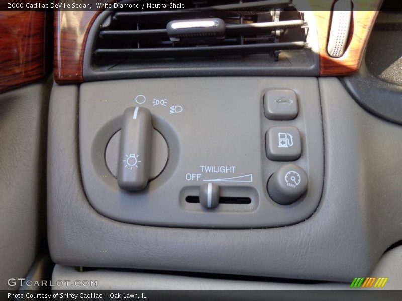 White Diamond / Neutral Shale 2000 Cadillac DeVille Sedan