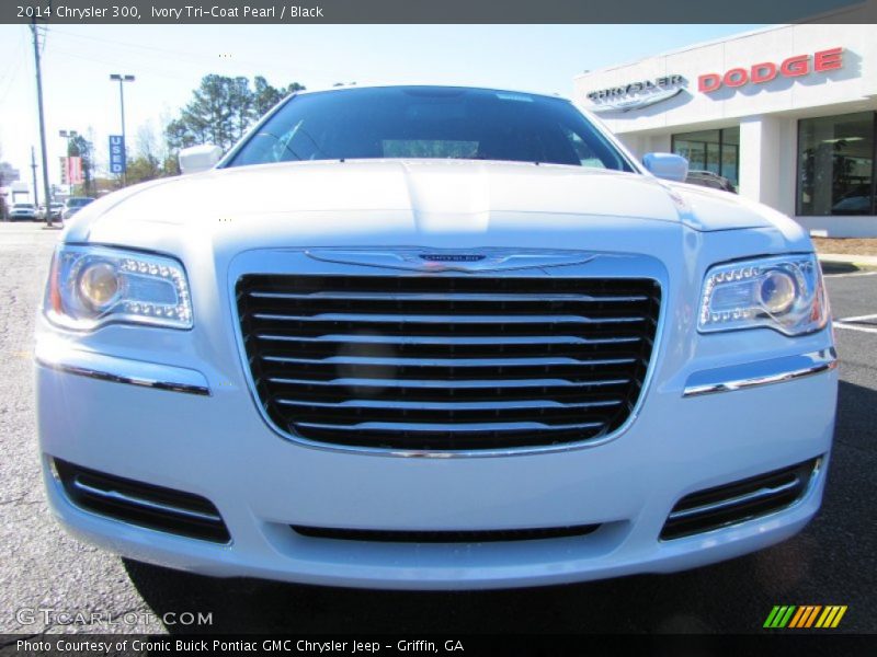 Ivory Tri-Coat Pearl / Black 2014 Chrysler 300