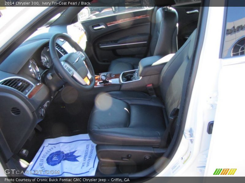 Ivory Tri-Coat Pearl / Black 2014 Chrysler 300