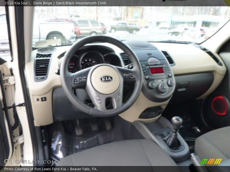 Dune Beige / Sand/Black Houndstooth Cloth 2010 Kia Soul !
