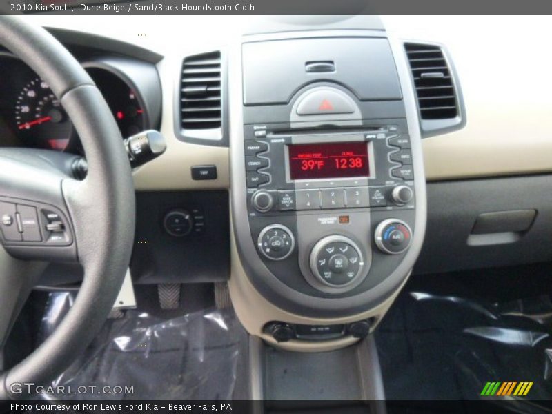 Dune Beige / Sand/Black Houndstooth Cloth 2010 Kia Soul !