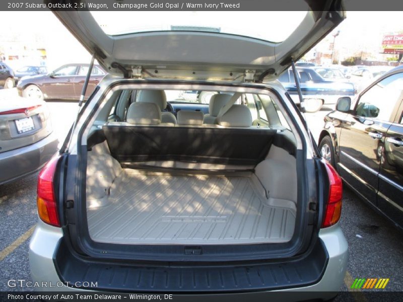 Champagne Gold Opal / Warm Ivory Tweed 2007 Subaru Outback 2.5i Wagon