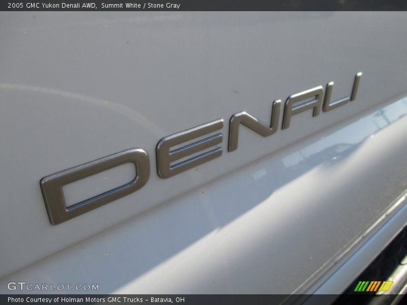 Summit White / Stone Gray 2005 GMC Yukon Denali AWD