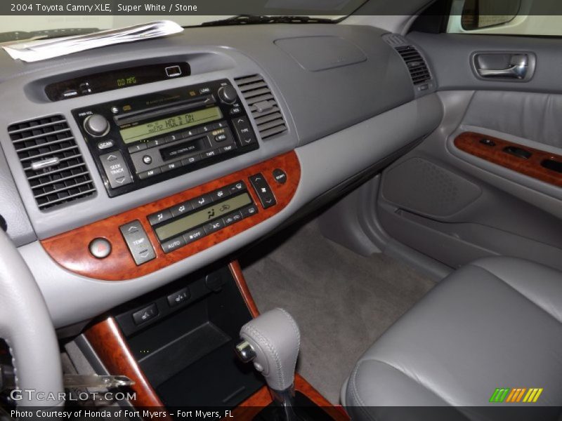 Super White / Stone 2004 Toyota Camry XLE