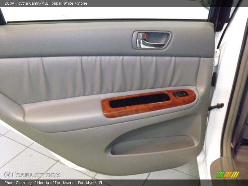 Super White / Stone 2004 Toyota Camry XLE