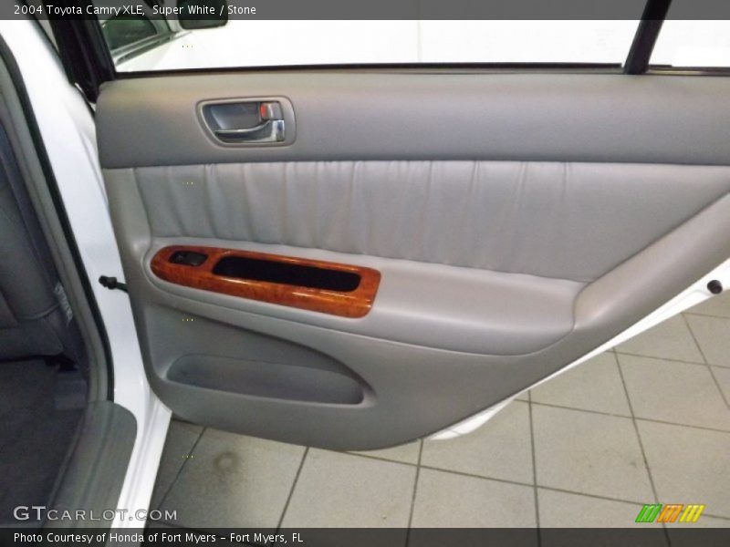 Super White / Stone 2004 Toyota Camry XLE