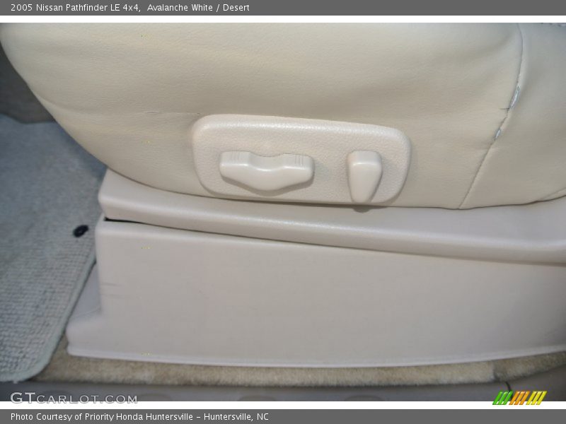 Avalanche White / Desert 2005 Nissan Pathfinder LE 4x4