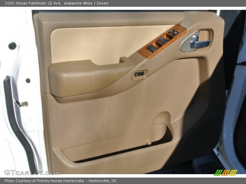 Avalanche White / Desert 2005 Nissan Pathfinder LE 4x4