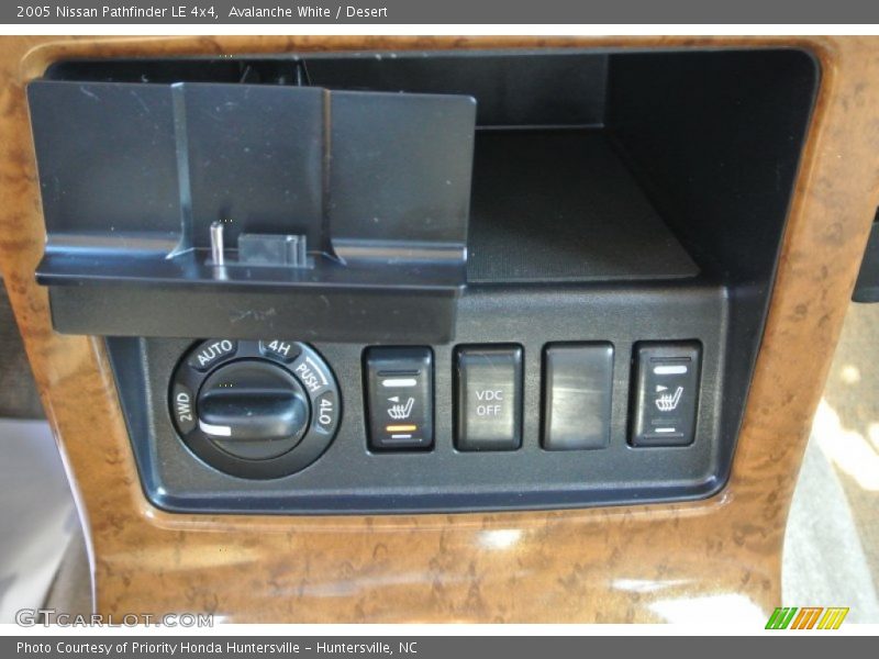 Avalanche White / Desert 2005 Nissan Pathfinder LE 4x4