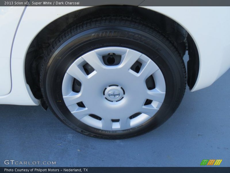 Super White / Dark Charcoal 2013 Scion xD