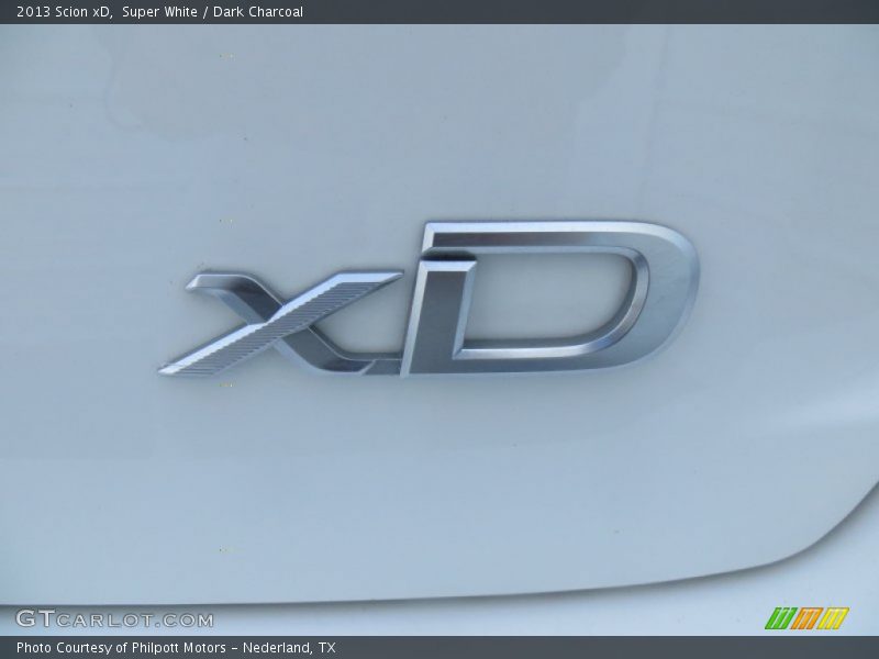 Super White / Dark Charcoal 2013 Scion xD