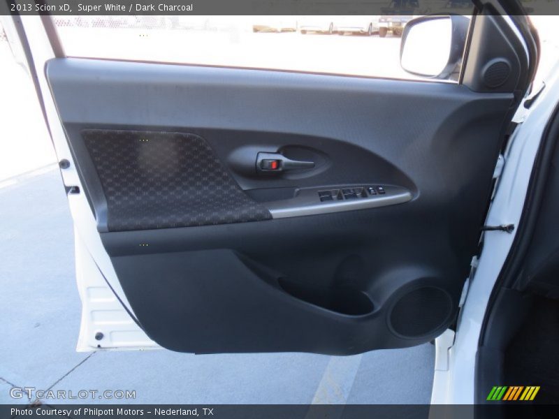 Super White / Dark Charcoal 2013 Scion xD