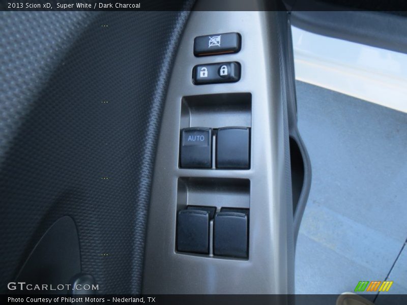 Super White / Dark Charcoal 2013 Scion xD