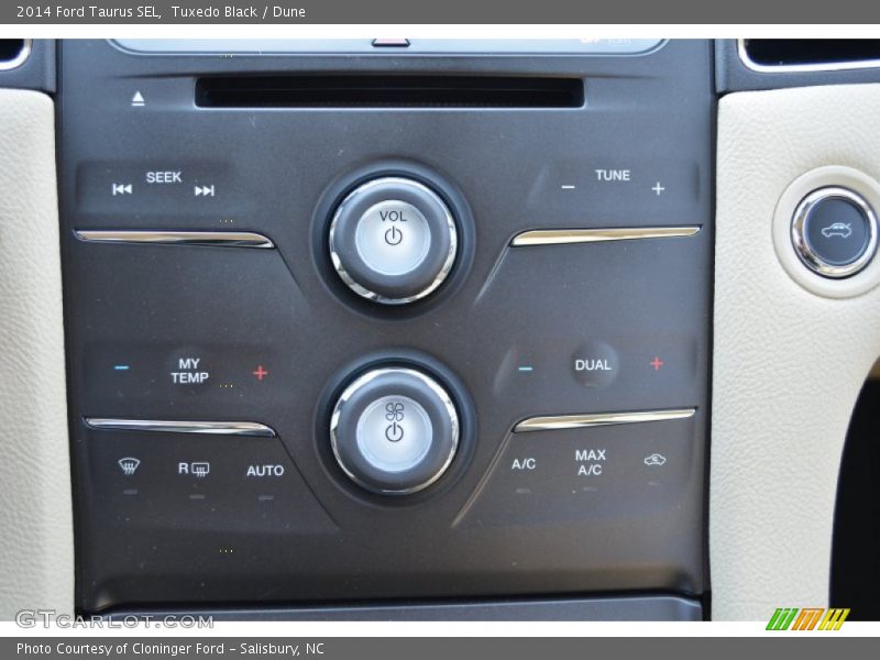 Tuxedo Black / Dune 2014 Ford Taurus SEL