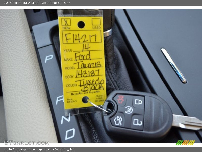 Tuxedo Black / Dune 2014 Ford Taurus SEL