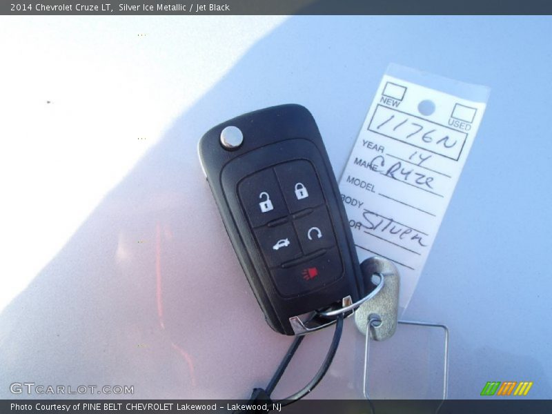 Silver Ice Metallic / Jet Black 2014 Chevrolet Cruze LT