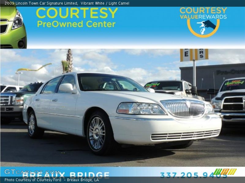 Vibrant White / Light Camel 2009 Lincoln Town Car Signature Limited