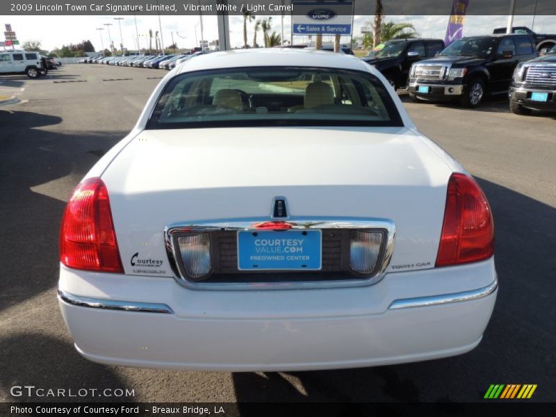 Vibrant White / Light Camel 2009 Lincoln Town Car Signature Limited