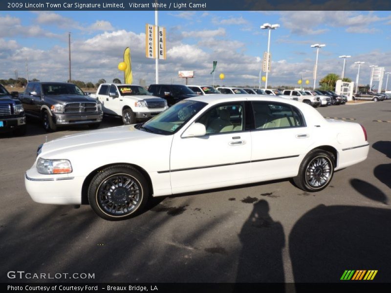 Vibrant White / Light Camel 2009 Lincoln Town Car Signature Limited