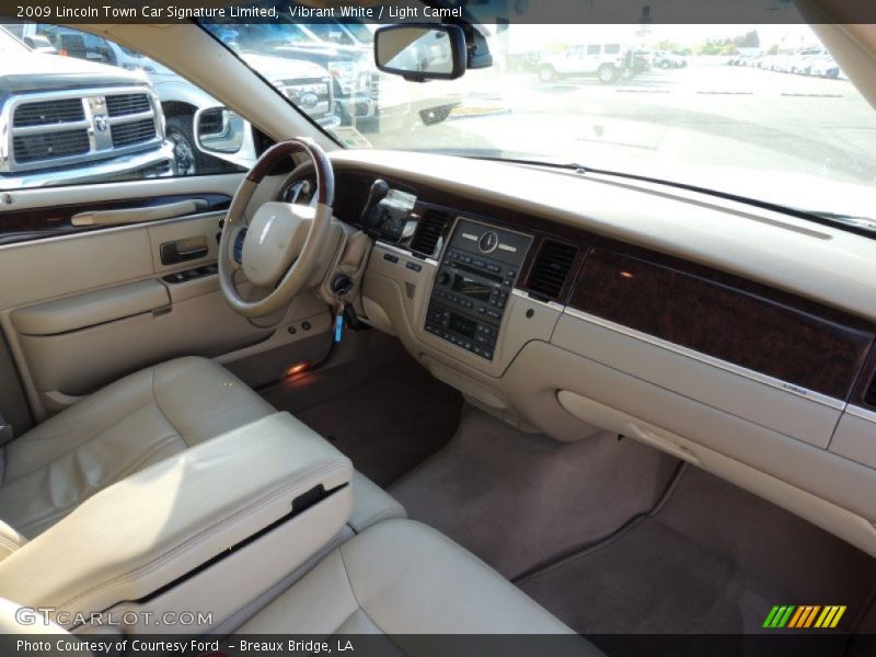 Vibrant White / Light Camel 2009 Lincoln Town Car Signature Limited