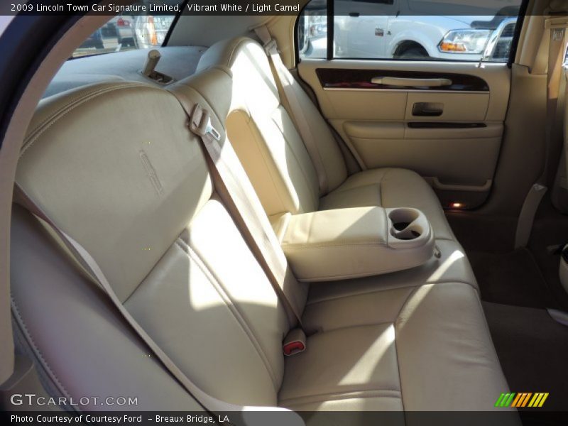 Vibrant White / Light Camel 2009 Lincoln Town Car Signature Limited