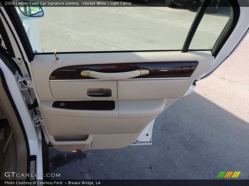 Vibrant White / Light Camel 2009 Lincoln Town Car Signature Limited