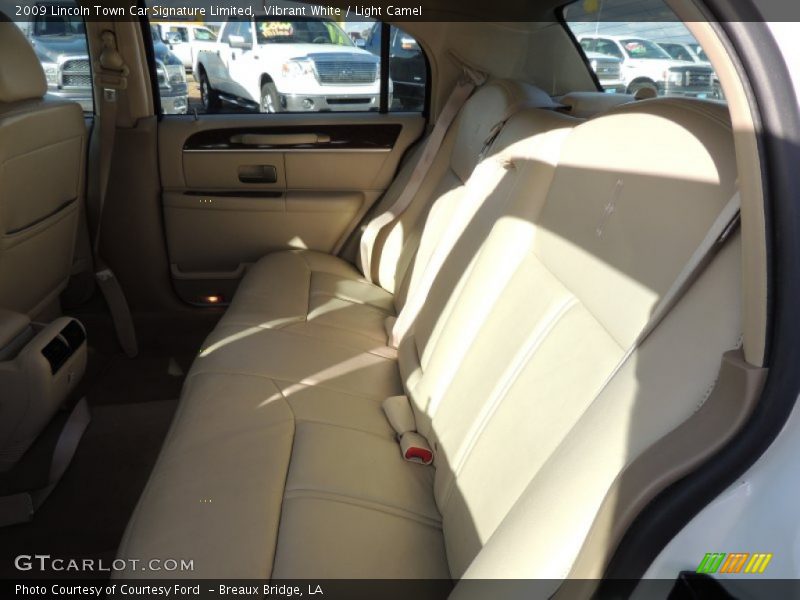 Vibrant White / Light Camel 2009 Lincoln Town Car Signature Limited