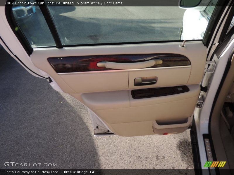 Vibrant White / Light Camel 2009 Lincoln Town Car Signature Limited
