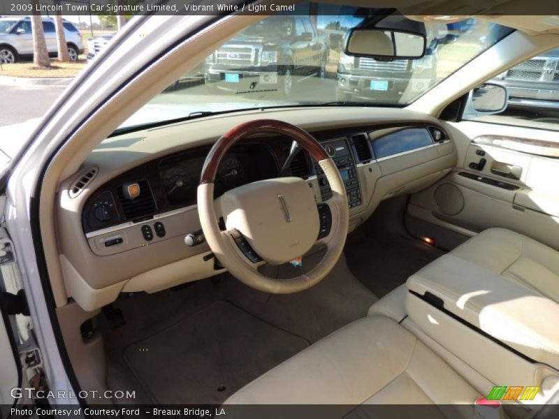 Vibrant White / Light Camel 2009 Lincoln Town Car Signature Limited