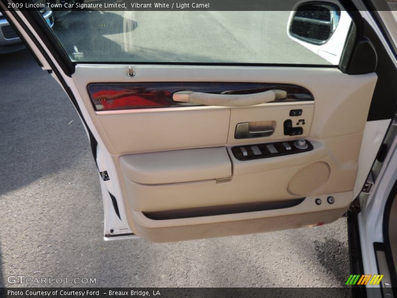 Vibrant White / Light Camel 2009 Lincoln Town Car Signature Limited