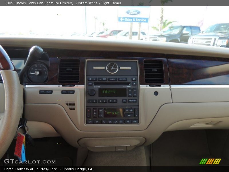 Vibrant White / Light Camel 2009 Lincoln Town Car Signature Limited