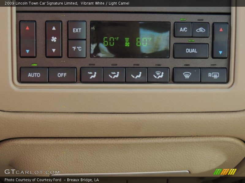 Vibrant White / Light Camel 2009 Lincoln Town Car Signature Limited