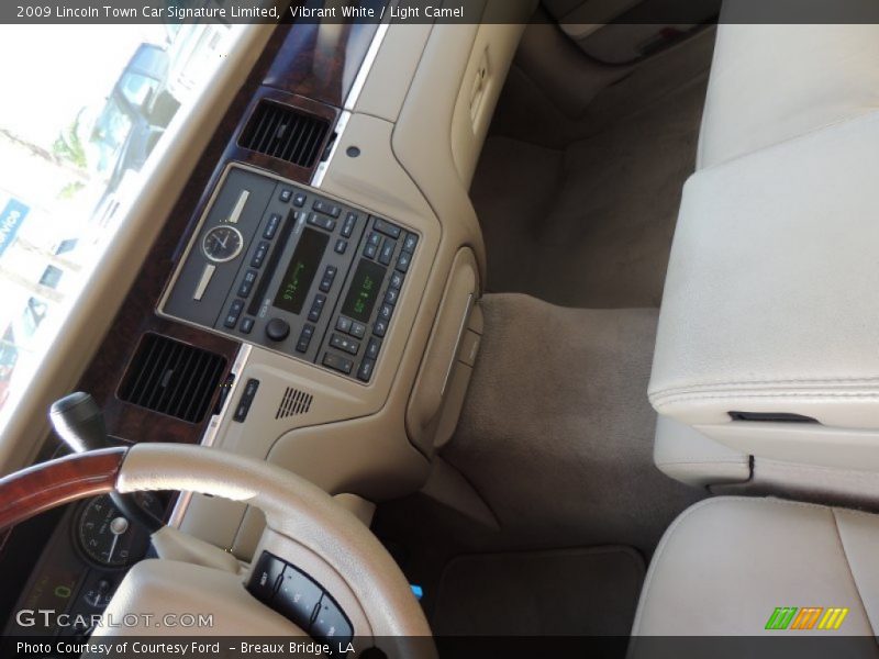 Vibrant White / Light Camel 2009 Lincoln Town Car Signature Limited