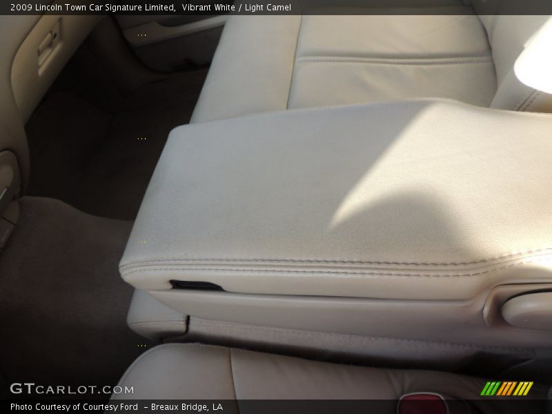 Vibrant White / Light Camel 2009 Lincoln Town Car Signature Limited