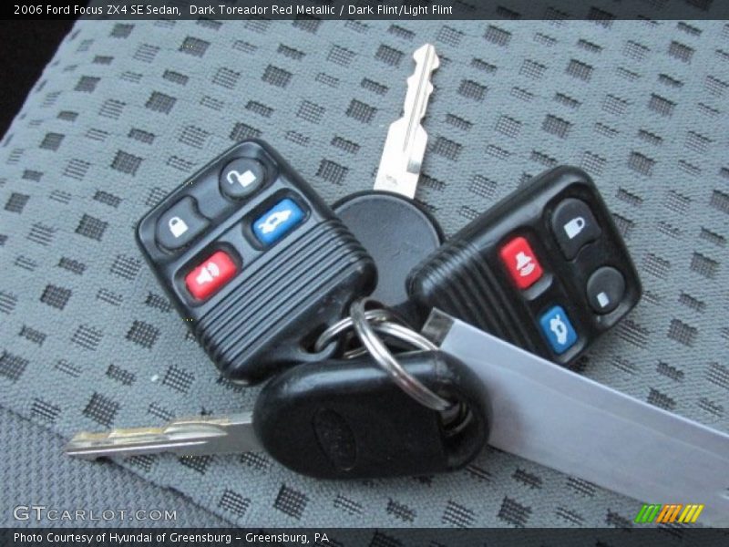 Dark Toreador Red Metallic / Dark Flint/Light Flint 2006 Ford Focus ZX4 SE Sedan