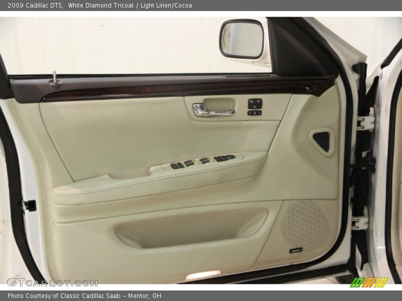 White Diamond Tricoat / Light Linen/Cocoa 2009 Cadillac DTS