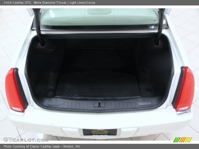 White Diamond Tricoat / Light Linen/Cocoa 2009 Cadillac DTS