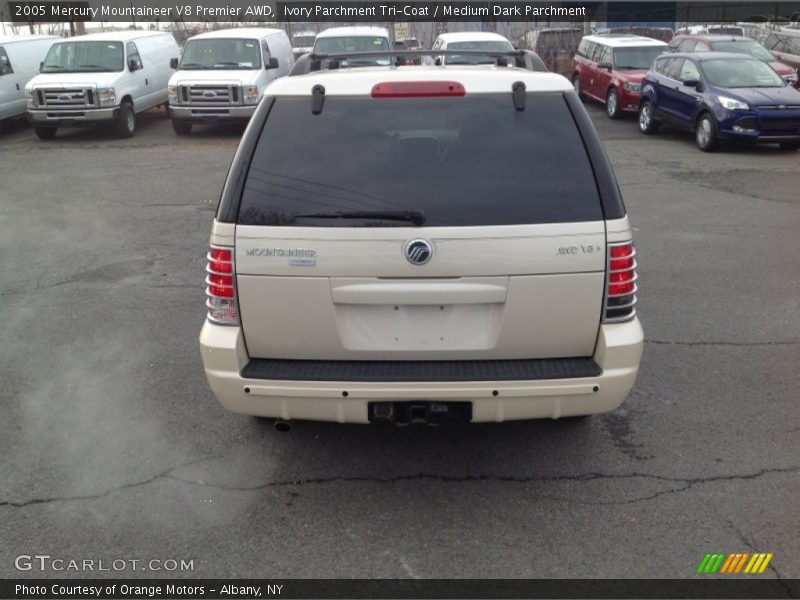 Ivory Parchment Tri-Coat / Medium Dark Parchment 2005 Mercury Mountaineer V8 Premier AWD