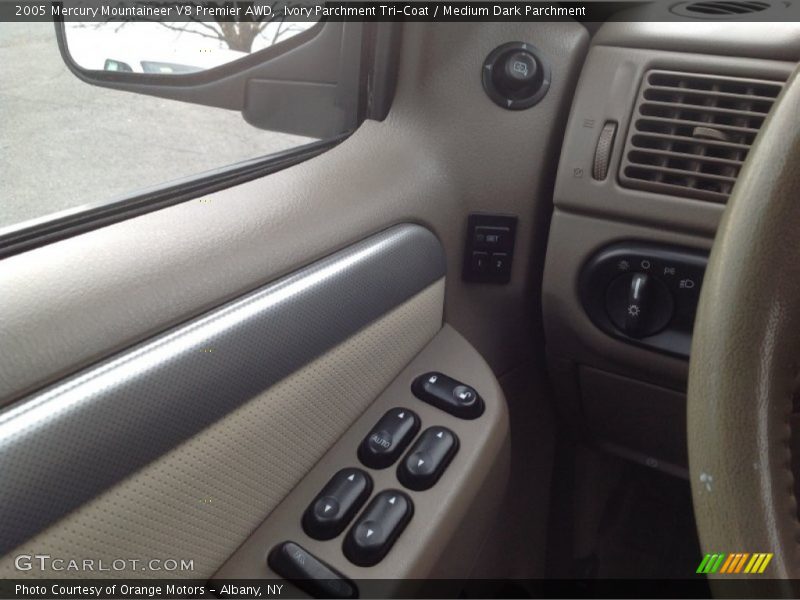 Ivory Parchment Tri-Coat / Medium Dark Parchment 2005 Mercury Mountaineer V8 Premier AWD