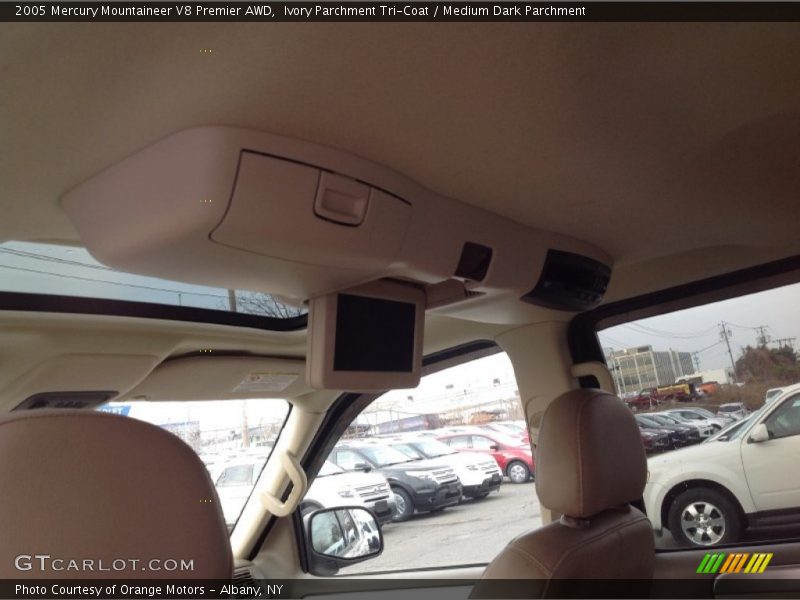 Ivory Parchment Tri-Coat / Medium Dark Parchment 2005 Mercury Mountaineer V8 Premier AWD